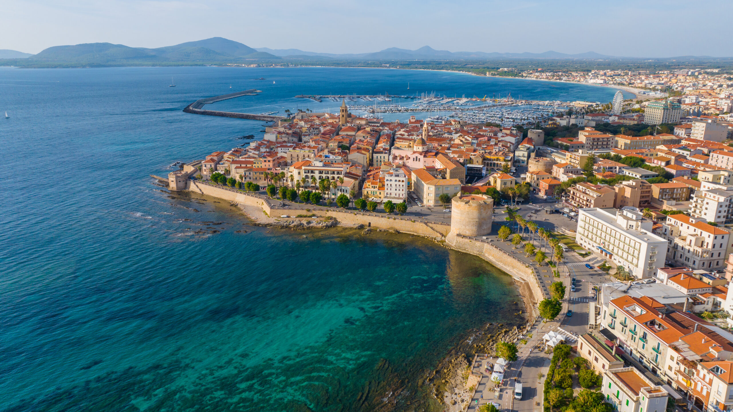 Scopri l’Alghero più autentica tra baie tranquille e strade panoramiche.